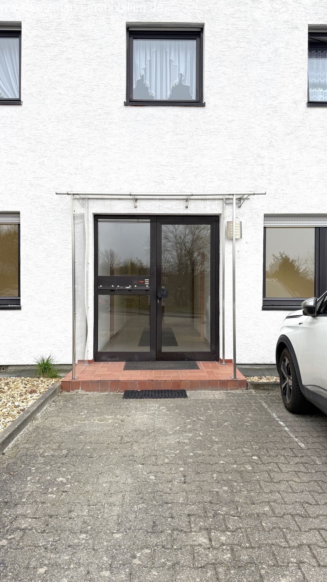 Eingang zum Bürogebäude u. Lager