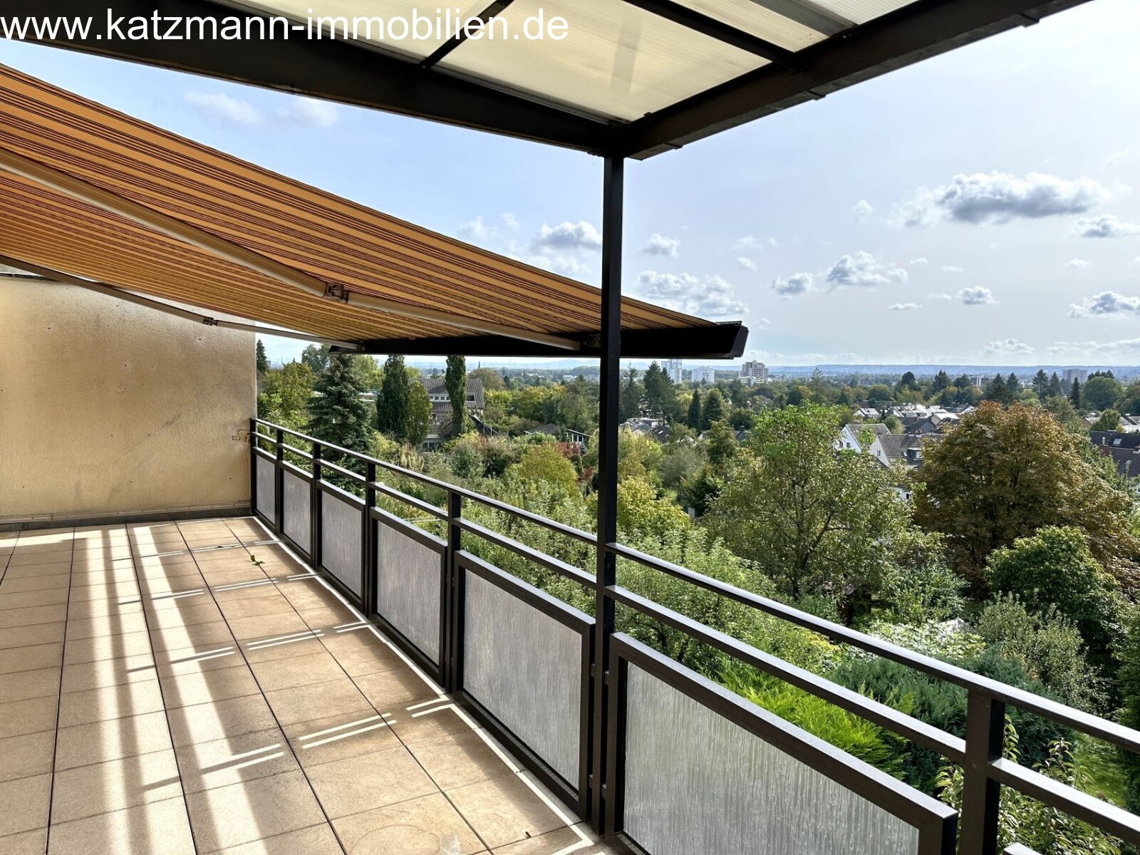 Möblierte 3-Zimmerwohnung im OG eines 3-Parteienhauses zu vermieten - Große Sonnenterasse u. Fernblick inklusive! 