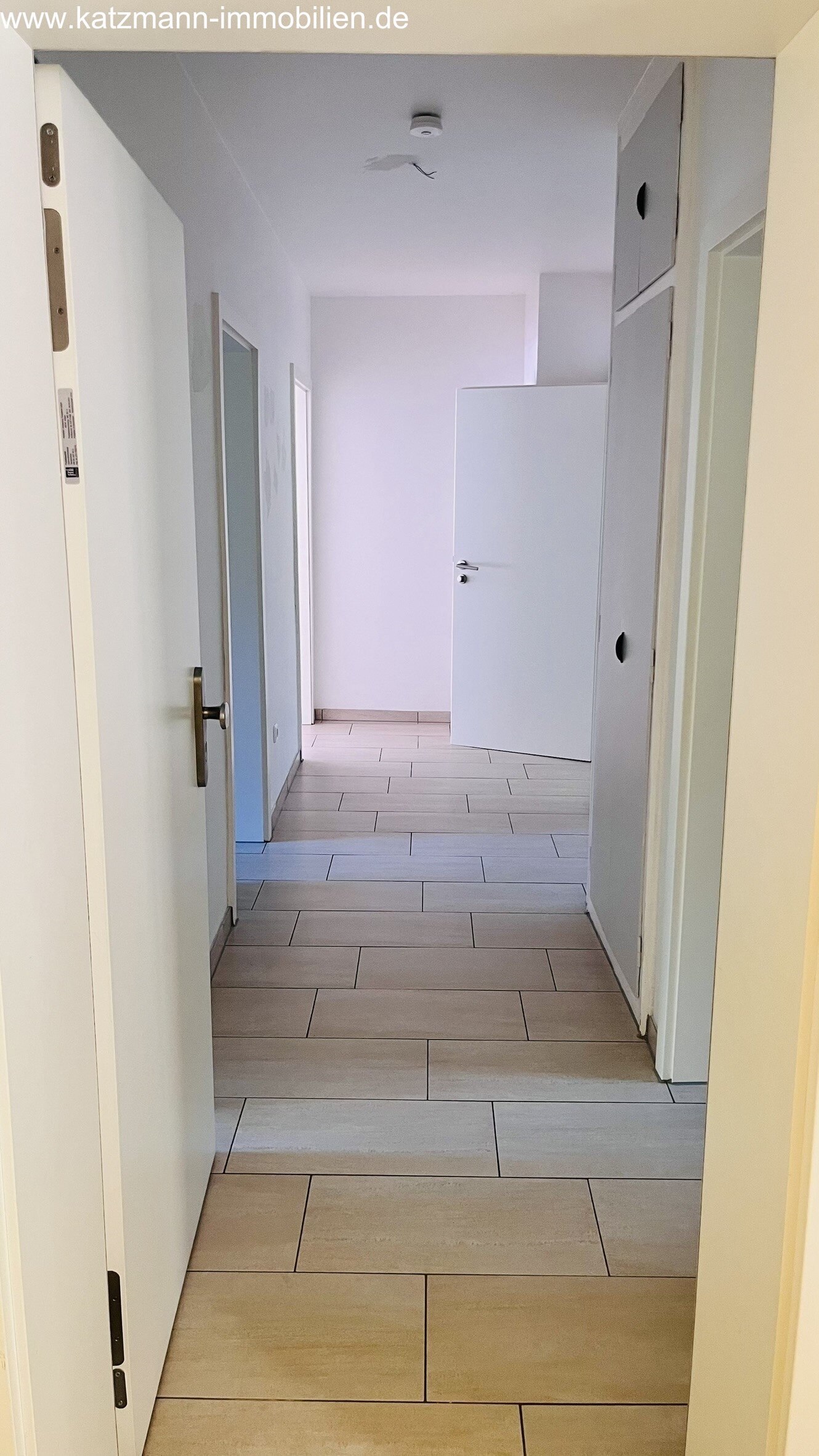 Nowoczesne mieszkanie czteropokojowe z słonecznym balkonem, łazienką z dziennym światłem oraz wysokiej jakości wyposażeniem.