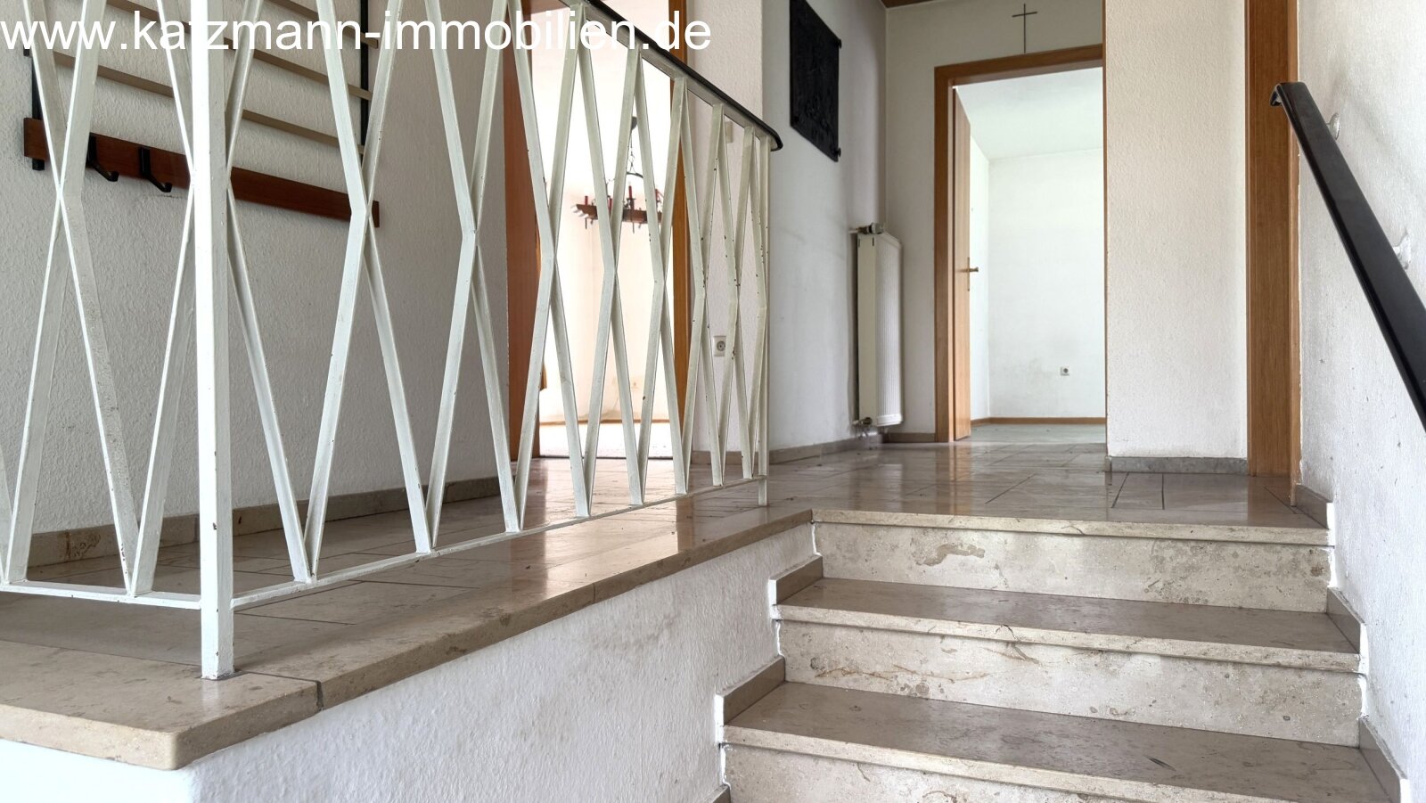 Wolnostojący dom w solidnej konstrukcji, duży potencjał i działka o powierzchni 687 m² na sprzedaż – tylko 2 minuty pieszo do dworca kolejowego