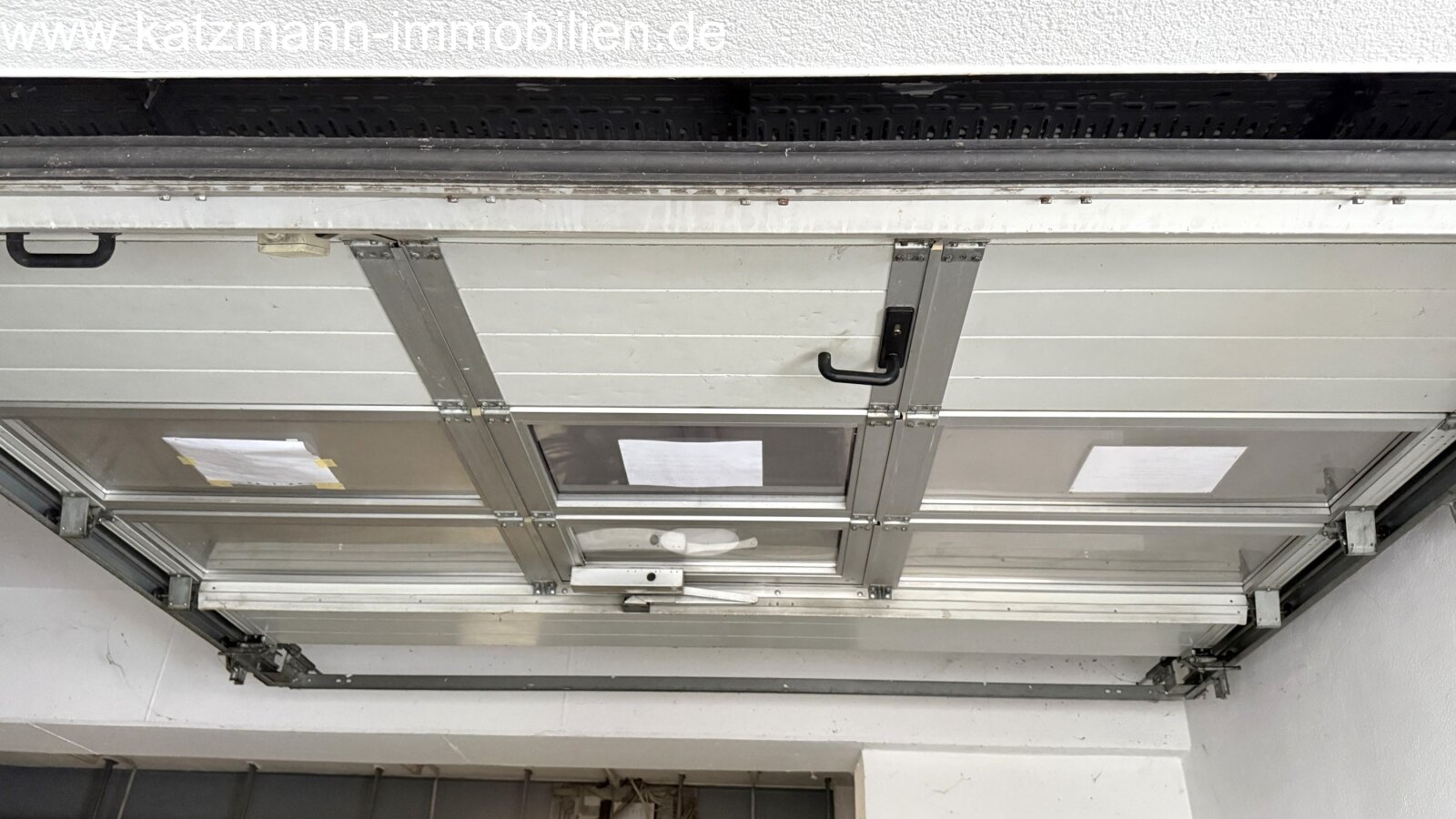 Kleine Halle - Sektionaltor mit zusätzl. Türeingang