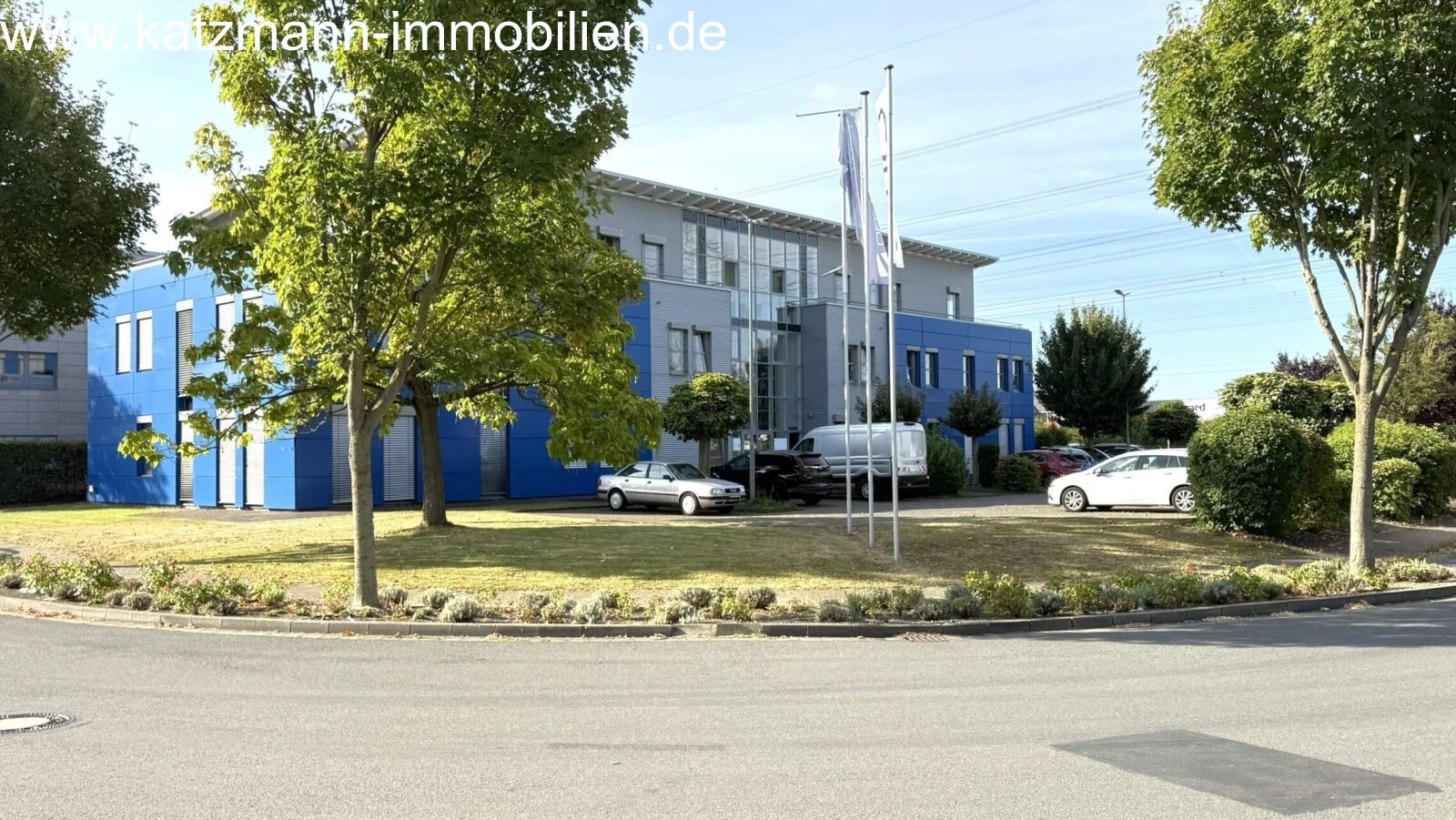 Exklusives Büro-/Verwaltungs-/Schulungsgebäude mit Staffelgeschoss u. großem Grundstück (3.001 m²) zu verkaufen