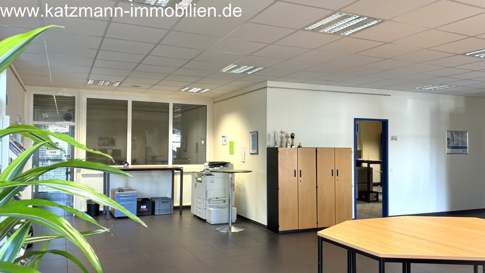 Exklusives Büro-/Verwaltungs-/Schulungsgebäude mit Staffelgeschoss u. großem Grundstück (3.001 m²) zu verkaufen
