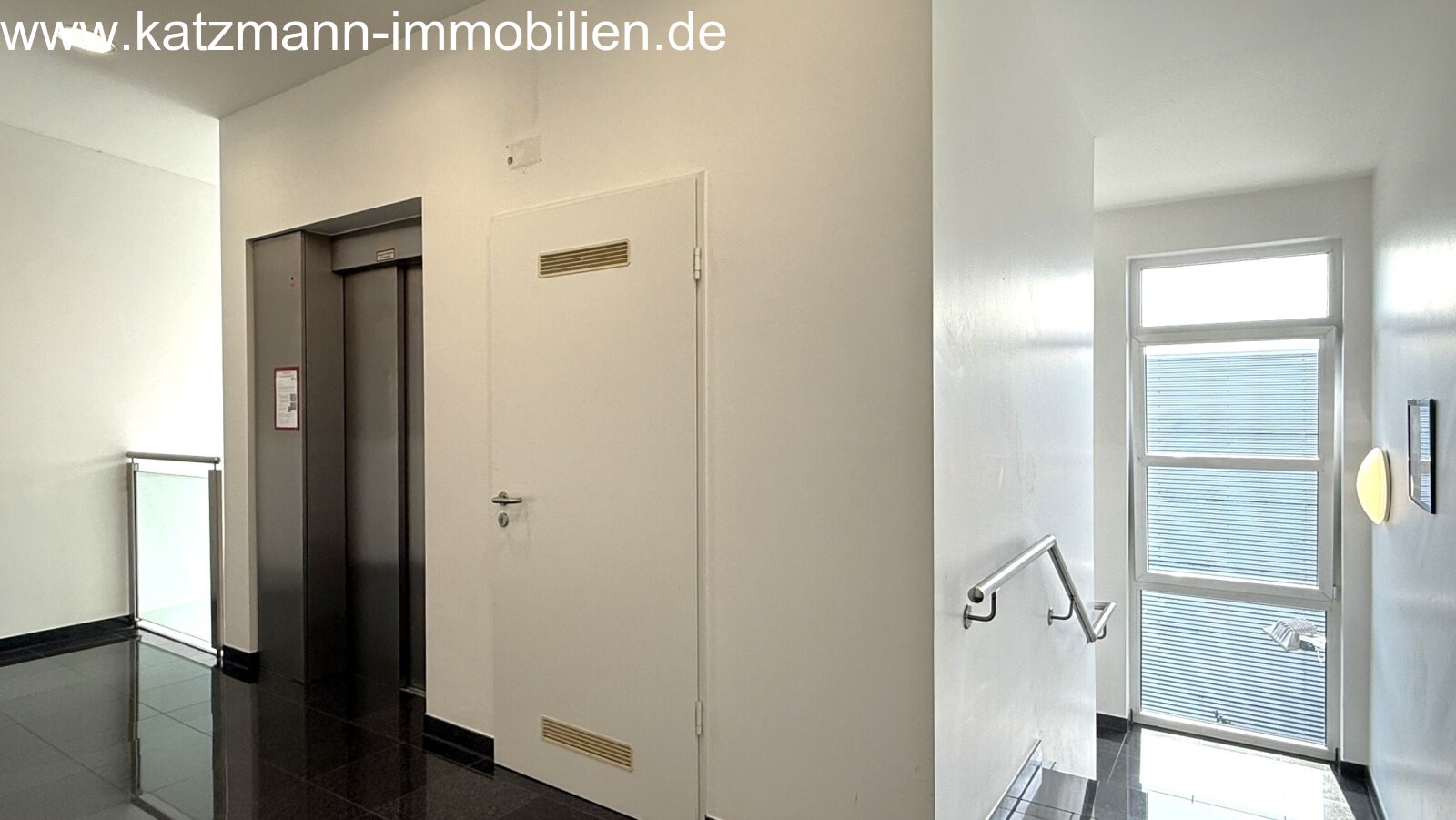 Exklusives Büro-/Verwaltungs-/Schulungsgebäude mit Staffelgeschoss u. großem Grundstück (3.001 m²) zu verkaufen