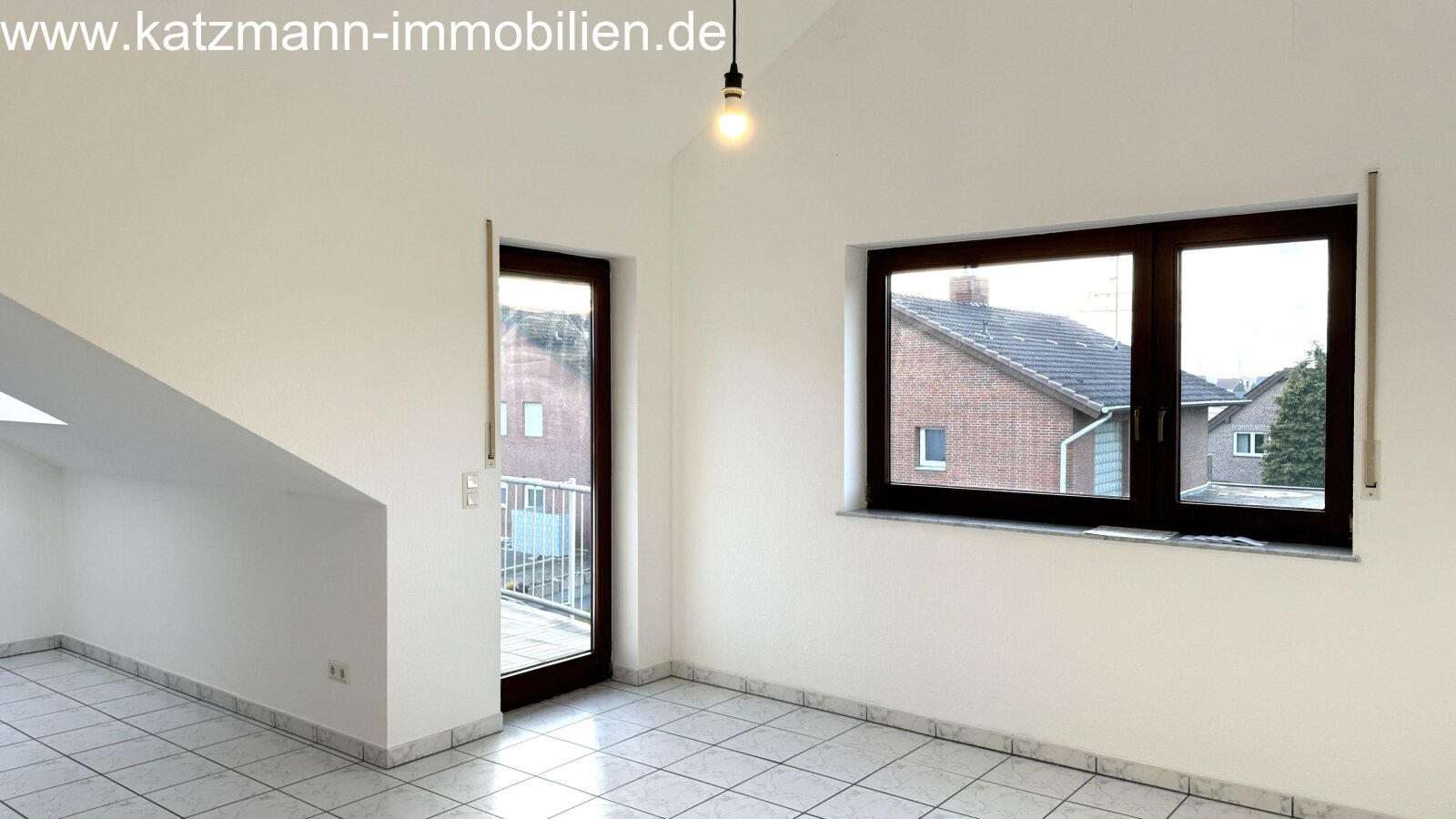 Helle 3-Zimmerwohnung im Dachgeschoss eines 7-Parteienhauses zu vermieten, Balkon, Stellplatz u. Kellerraum inklusive