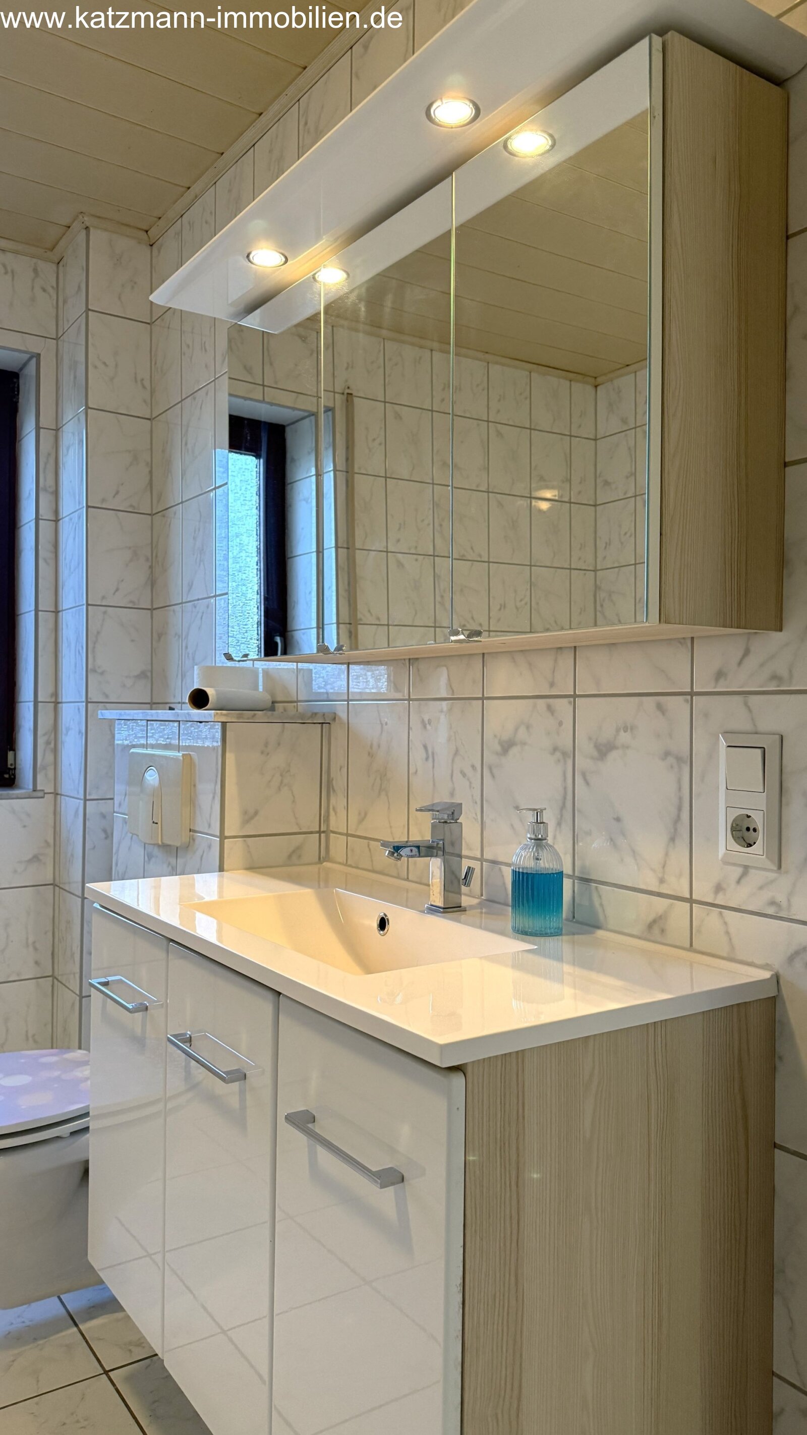 Helle 3-Zimmerwohnung im Dachgeschoss eines 7-Parteienhauses zu vermieten, Balkon, Stellplatz u. Kellerraum inklusive