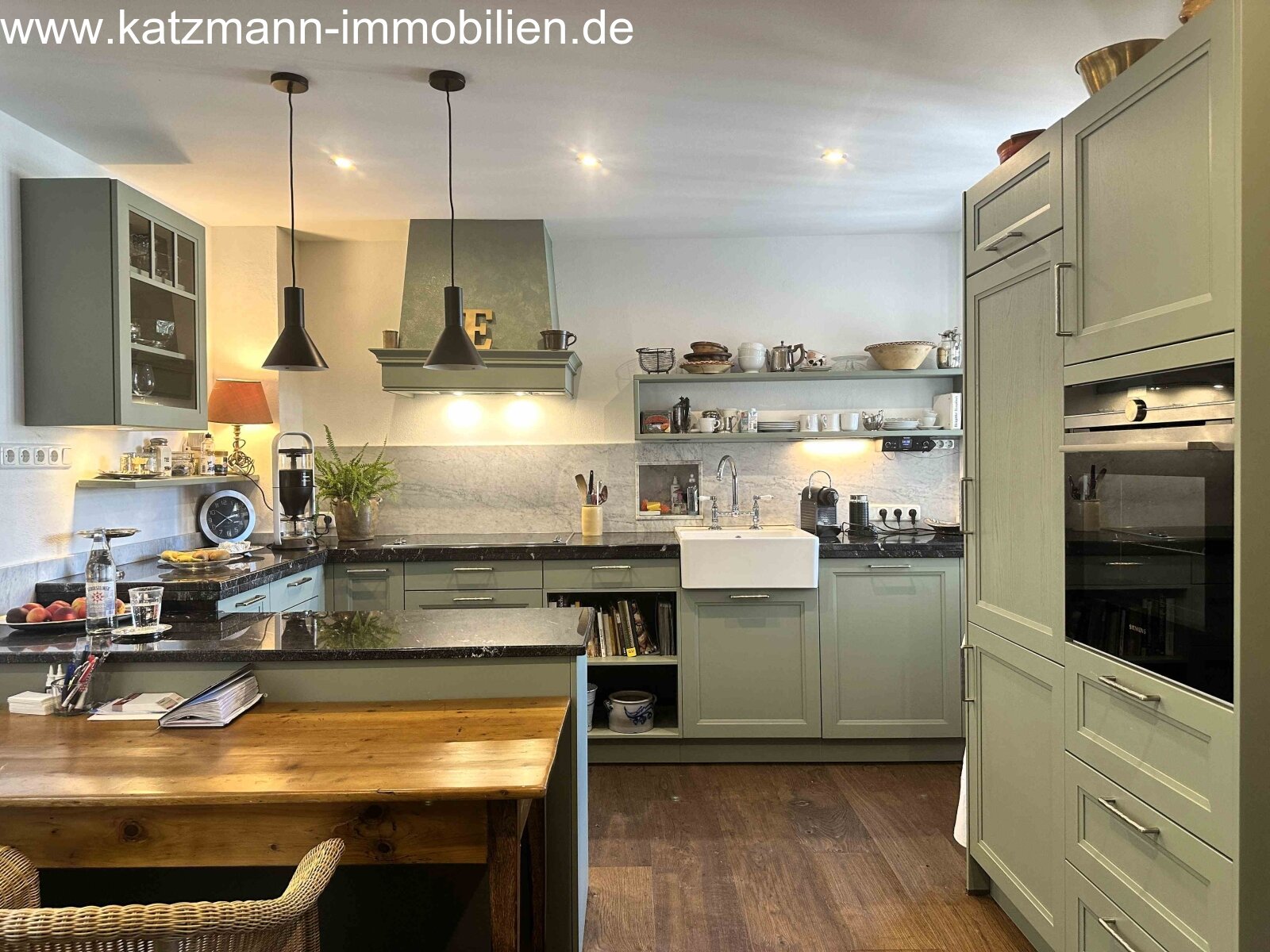 2 domy: reprezentacyjny dom mieszkalny, apartament wakacyjny, gabinet lekarski oraz podwójny garaż (ok. 571 m² powierzchni użytkowej/powierzchni całkowitej) na sprzedaż