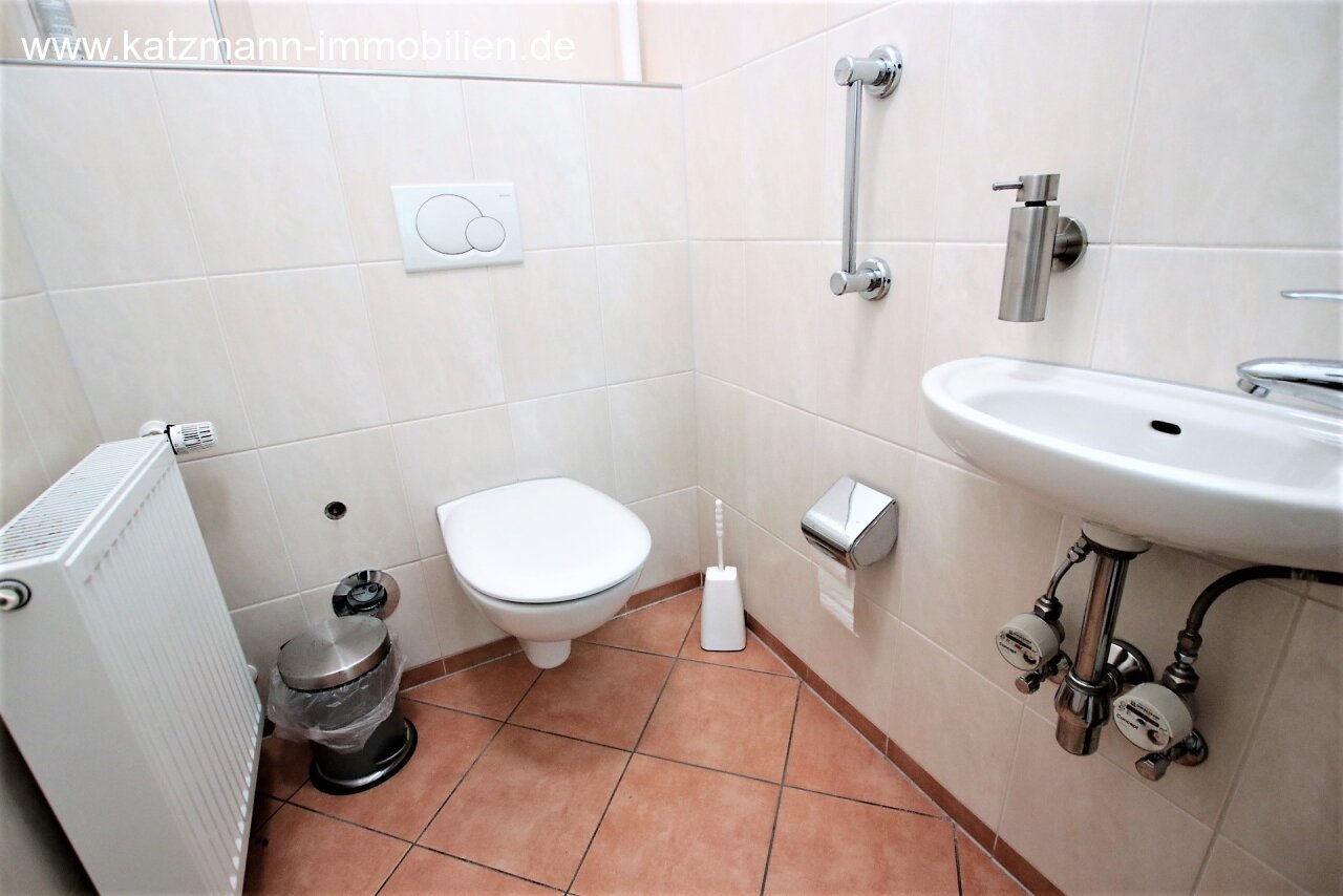 Na sprzedaż wyposażona praktyka i reprezentacyjny dom mieszkalny w centrum miejscowości.