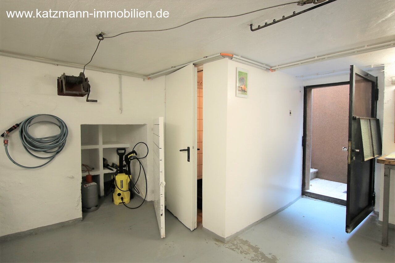 Na sprzedaż wyposażona praktyka i reprezentacyjny dom mieszkalny w centrum miejscowości.