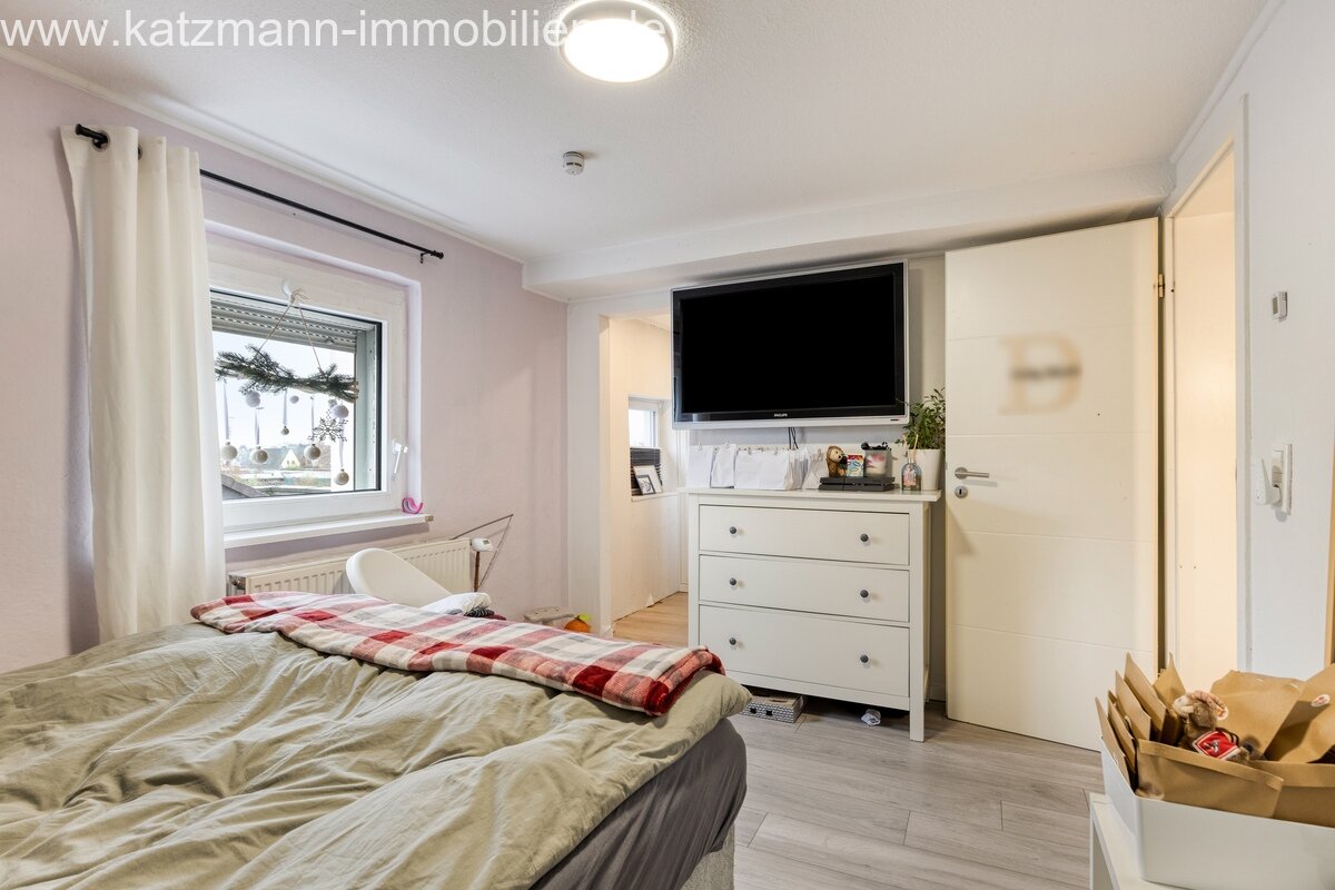 Schlafzimmer 2 mit Blick in den begehbaren Kleiderschrank