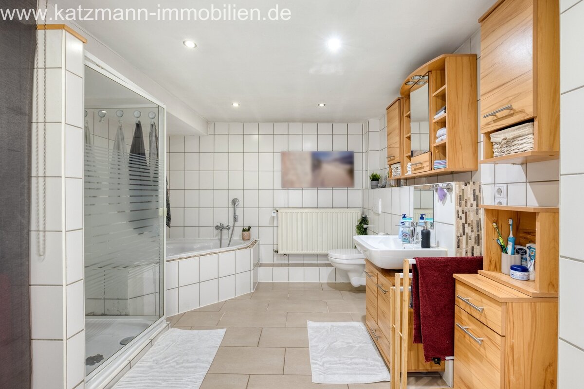 Badezimmer mit Badewanne und Dusche OG