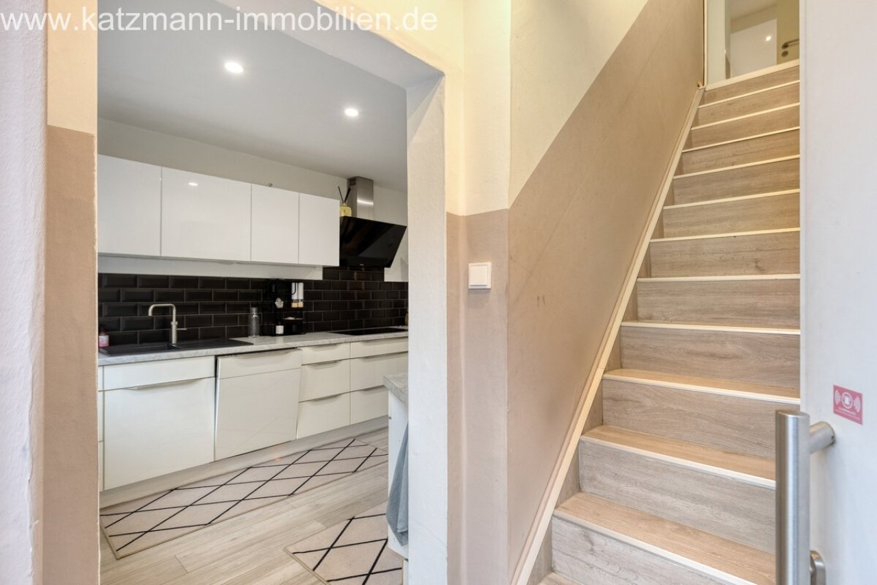 Eingangsdiele mit Blick in die Küche