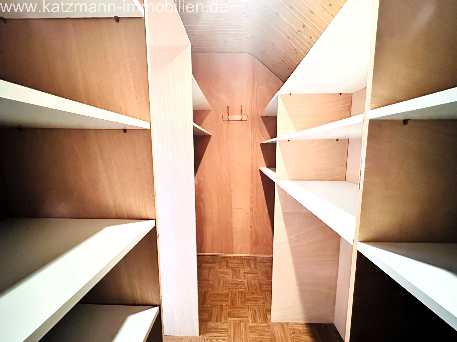 Begehbarer Kleiderschrank - weitere Perspektive 