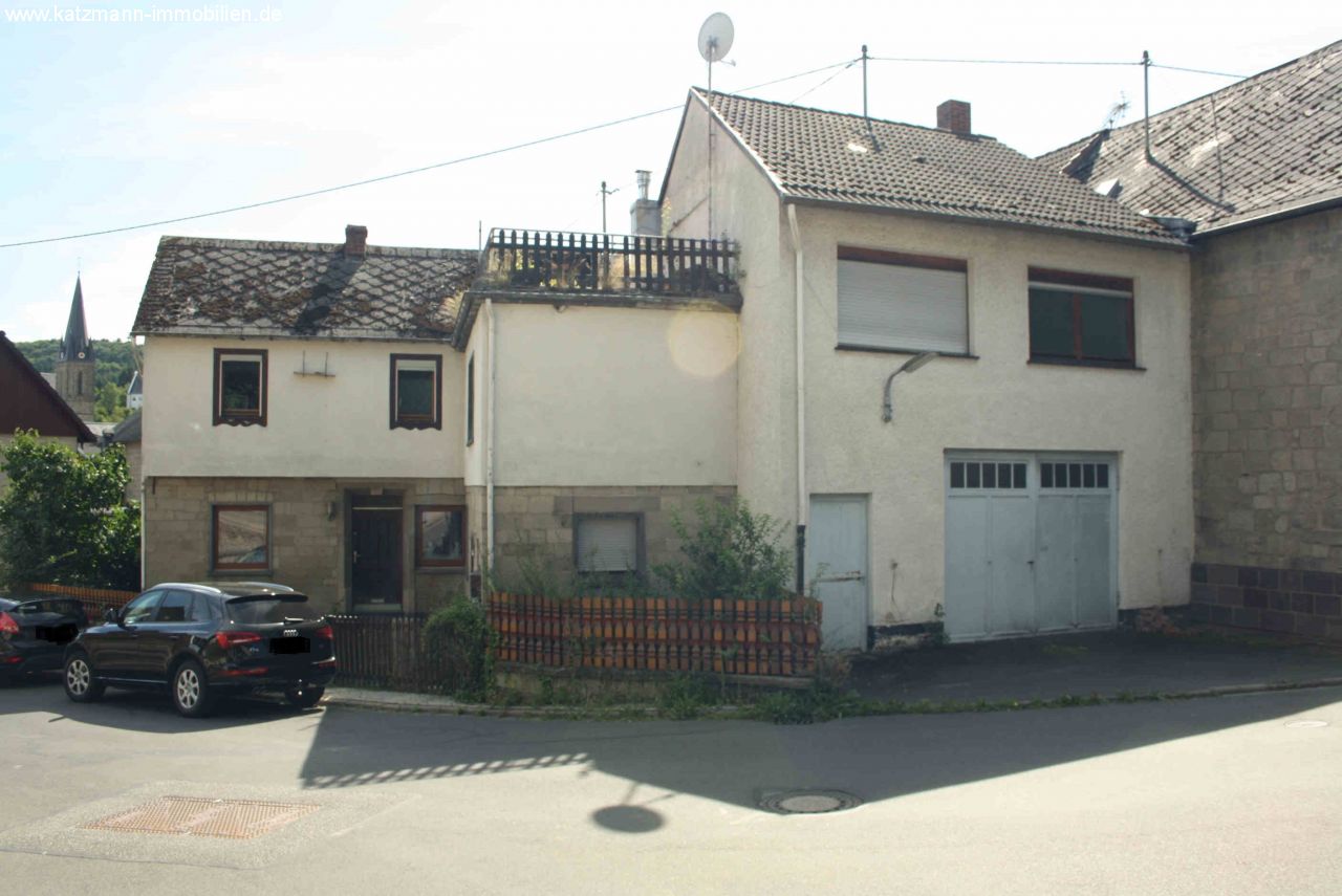 2 Häuser mit viel Platz zum Preis von einem - Arbeiten und Wohnen im ehemaligen Feuerwehrhaus des beliebten Tuffsteinortes  