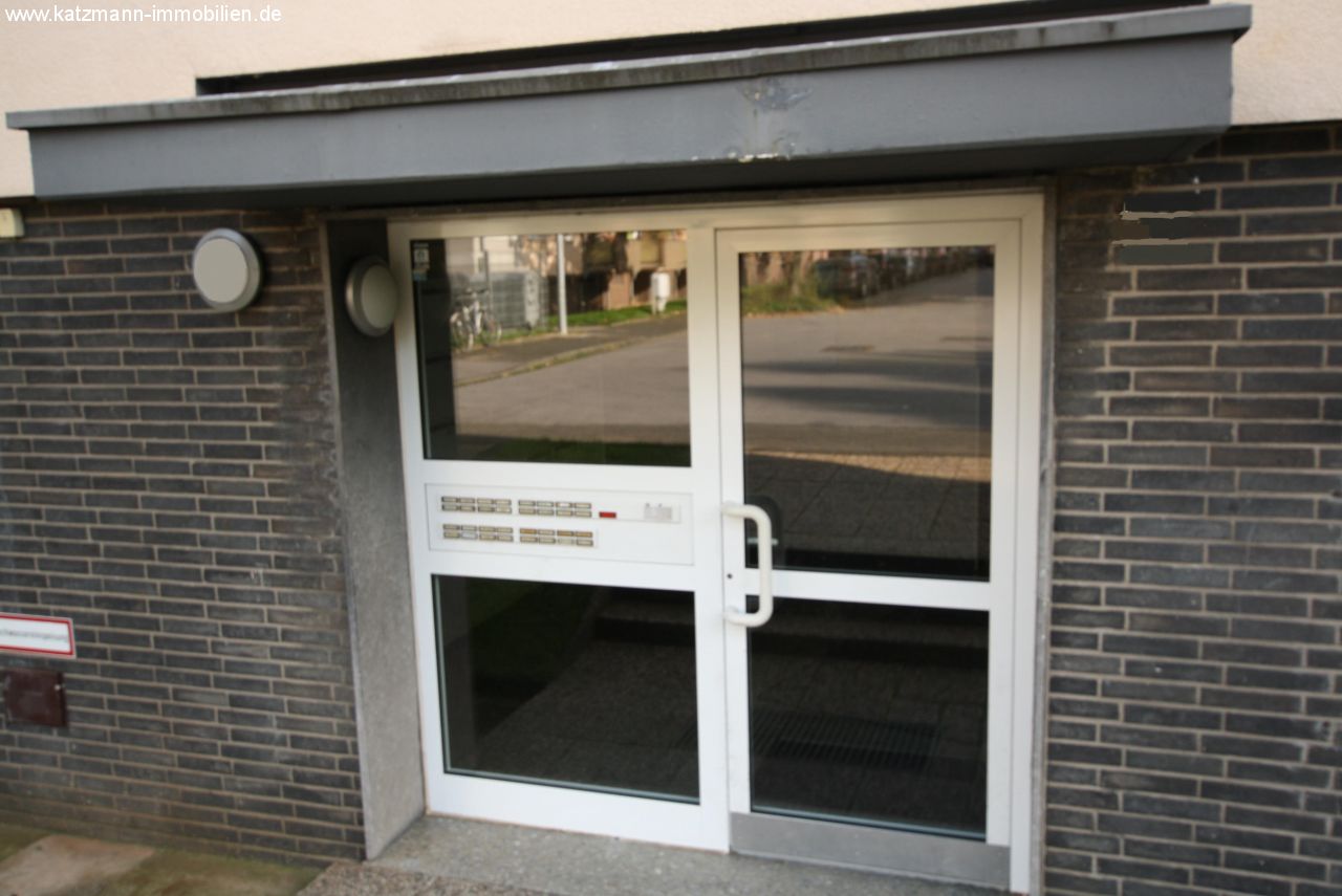 2-Zimmer-Wohnung mit Balkon, Garage und toller Aussicht in zentraler Lage zu verkaufen 