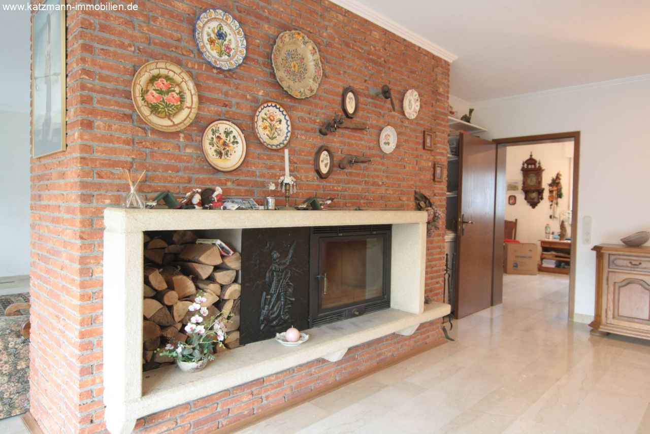 Zweifamilienhaus mit viel Platz, hellen Räumen und großem Garten in ruhiger Dorflage zu verkaufen  