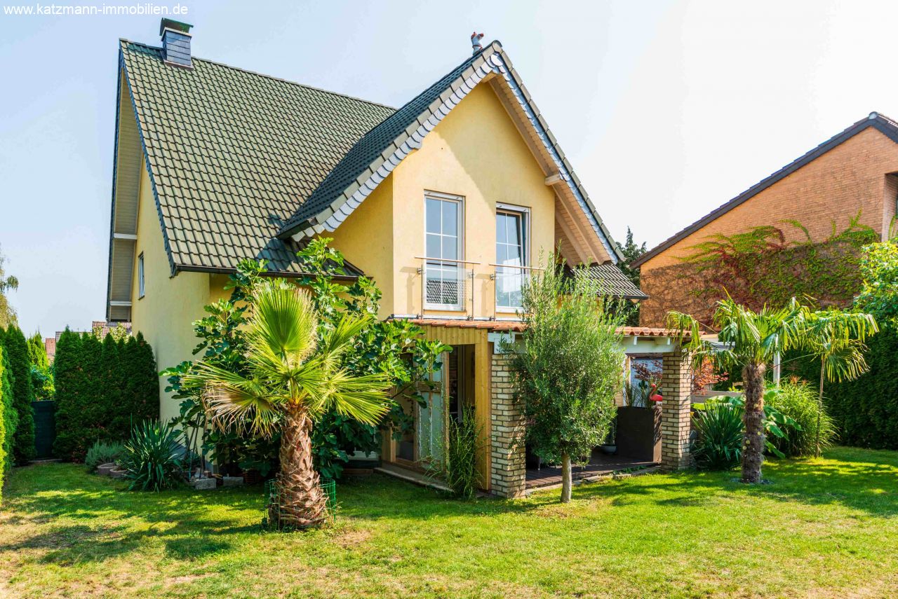 Wohnatmosphäre der Extraklasse! Schönes freistehendes Einfamilienhaus m. großer Terrasse u. hübsch angelegtem Garten in ruhiger Wohnlage zu verkaufen! 