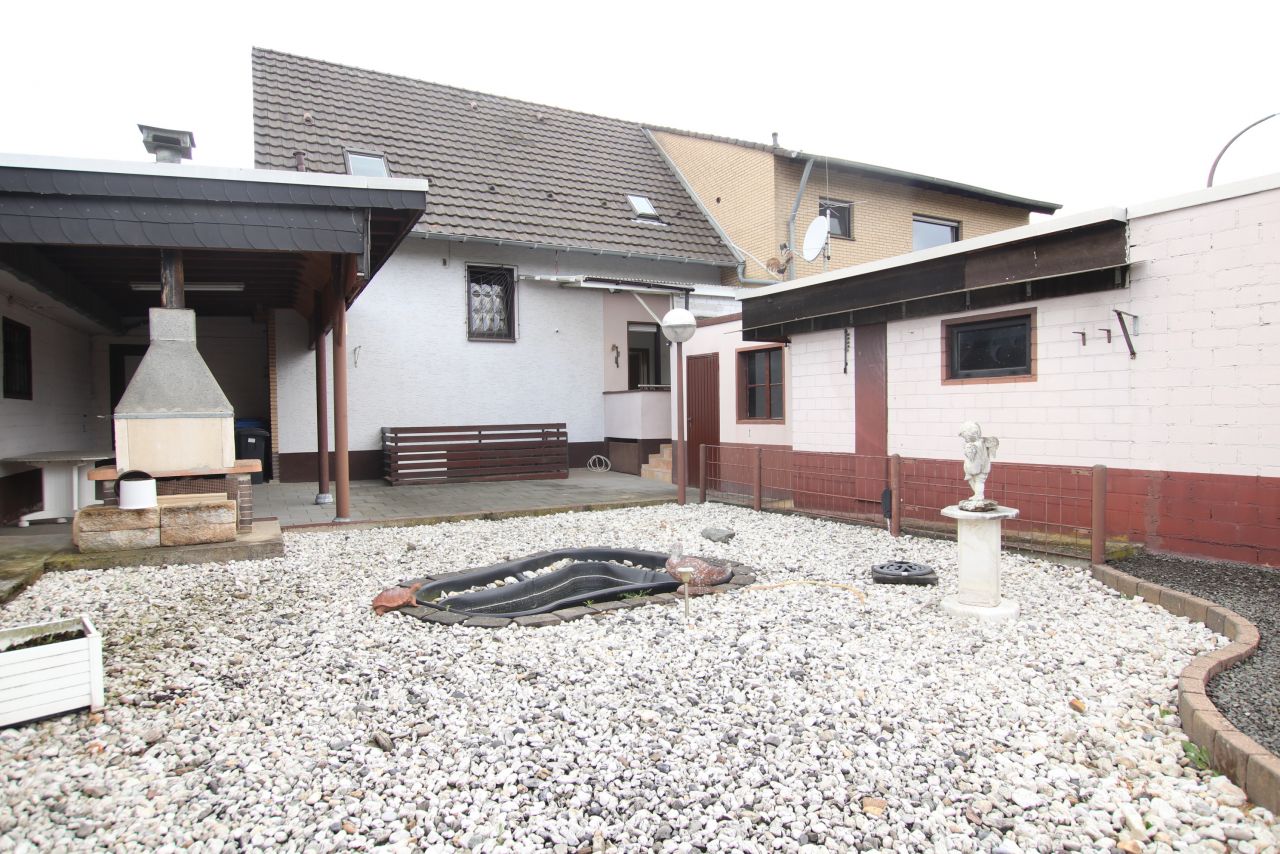 Wohnen, Arbeiten, Gewerbe, Mehrgenerationen? Großes 1-2 Familienhaus mit zusätzl. Anbauten u. langer Garage zu verkaufen! 