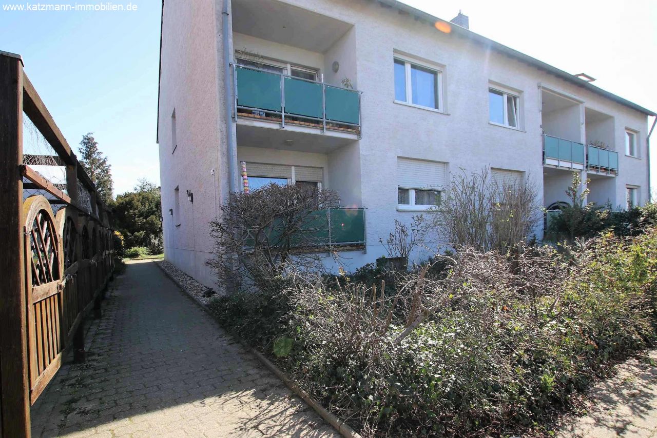 Gemütliche Dachgeschosswohnung mit PKW-Stellplatz in schöner Lage zu verkaufen 