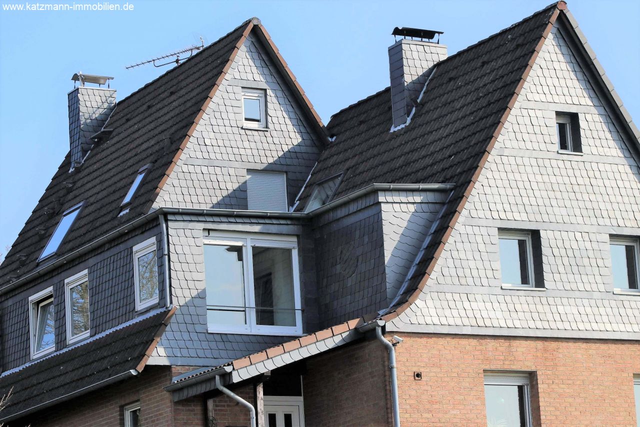 Vielseitig nutzbares Anwesen/Mehrfamilienhaus mit toller Fernsicht und Riesengrundstück mit Wald zu verkaufen! 