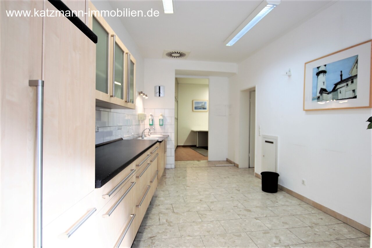 Оборудованная стоматологическая практика и представительский жилой дом в центре города — на продажу.