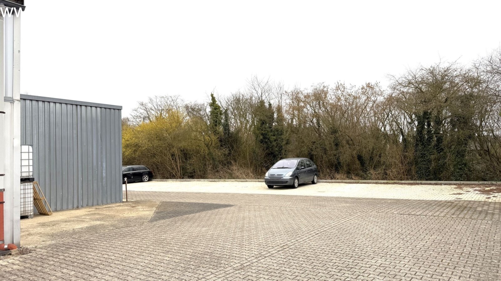 Parkplätze hinter der Halle