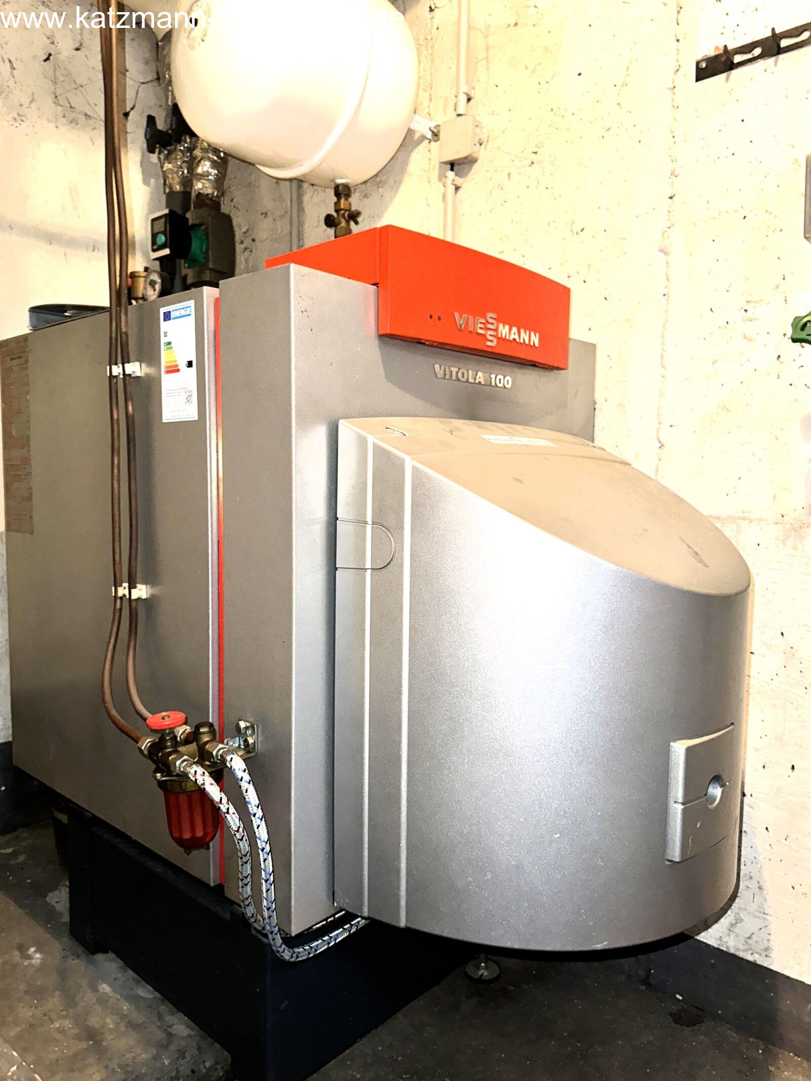 Большой дом с гаражом в красивом районе Лехених-Юд продается (примерно 15 минут пешком до рынка).