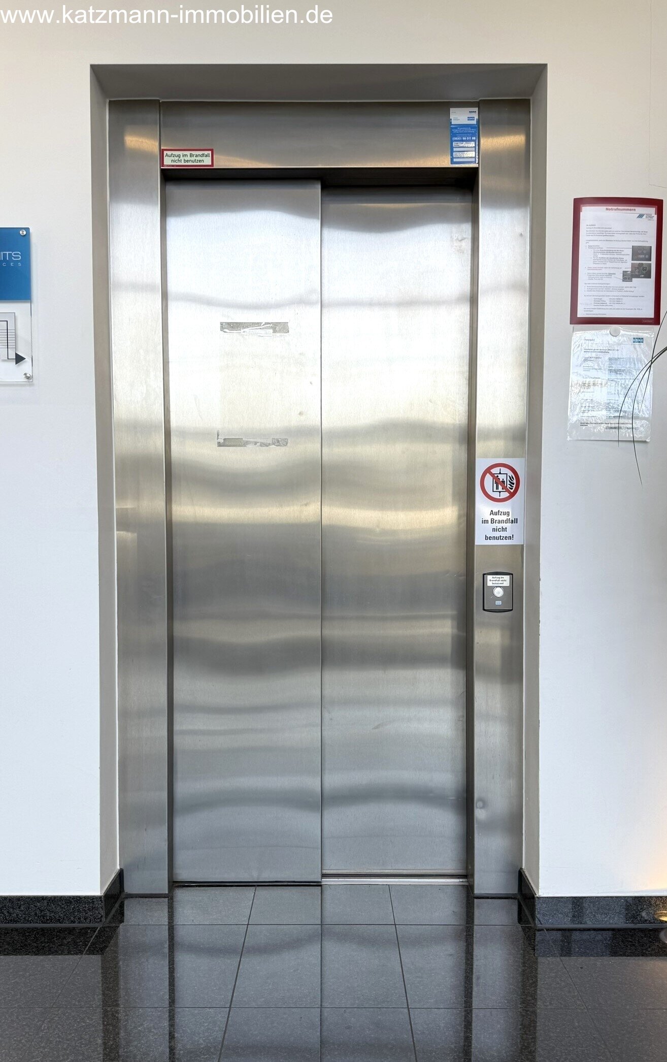 Exklusives Büro-/Verwaltungs-/Schulungsgebäude mit Staffelgeschoss u. großem Grundstück (3.001 m²) zu verkaufen