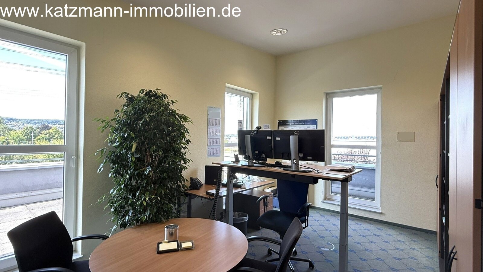 Exklusives Büro-/Verwaltungs-/Schulungsgebäude mit Staffelgeschoss u. großem Grundstück (3.001 m²) zu verkaufen