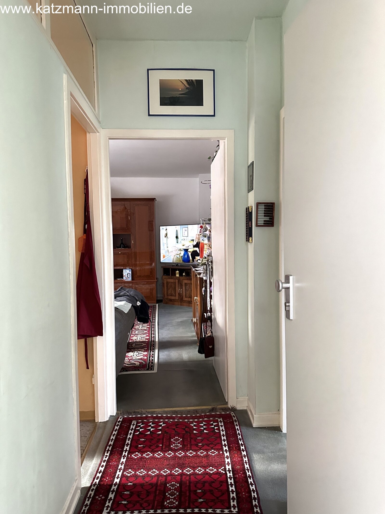 Многоквартирный дом + гаражи + участок площадью 747 м² продаются.