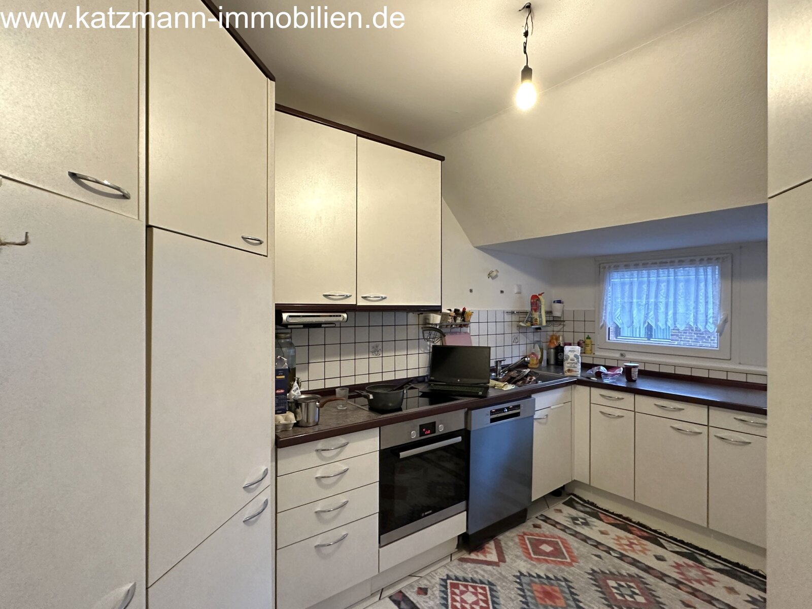 Жилое и коммерческое здание + гаражи + участок площадью 1 186 м² продаются.