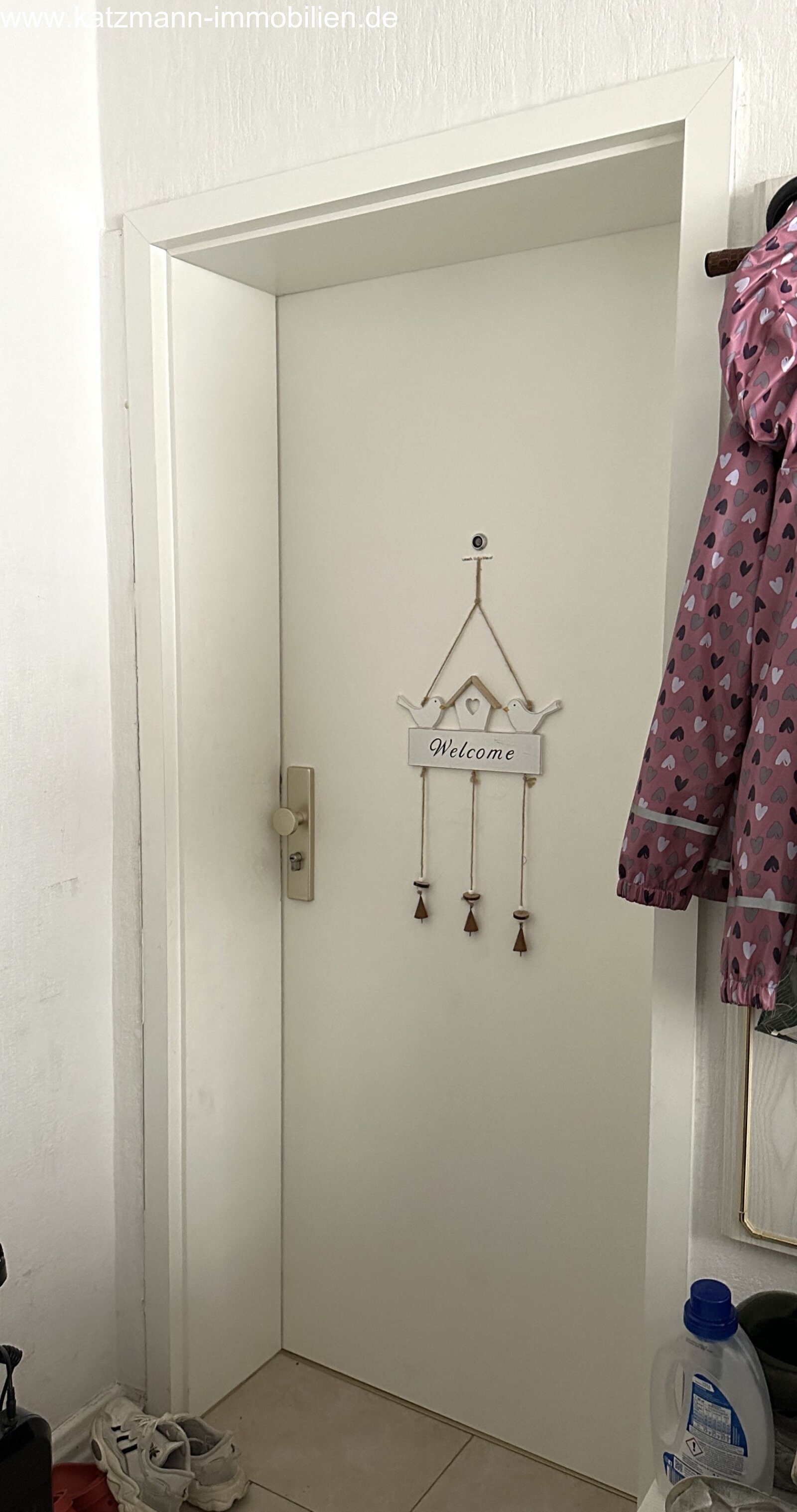 Жилое и коммерческое здание + гаражи + участок площадью 1 186 м² продаются.