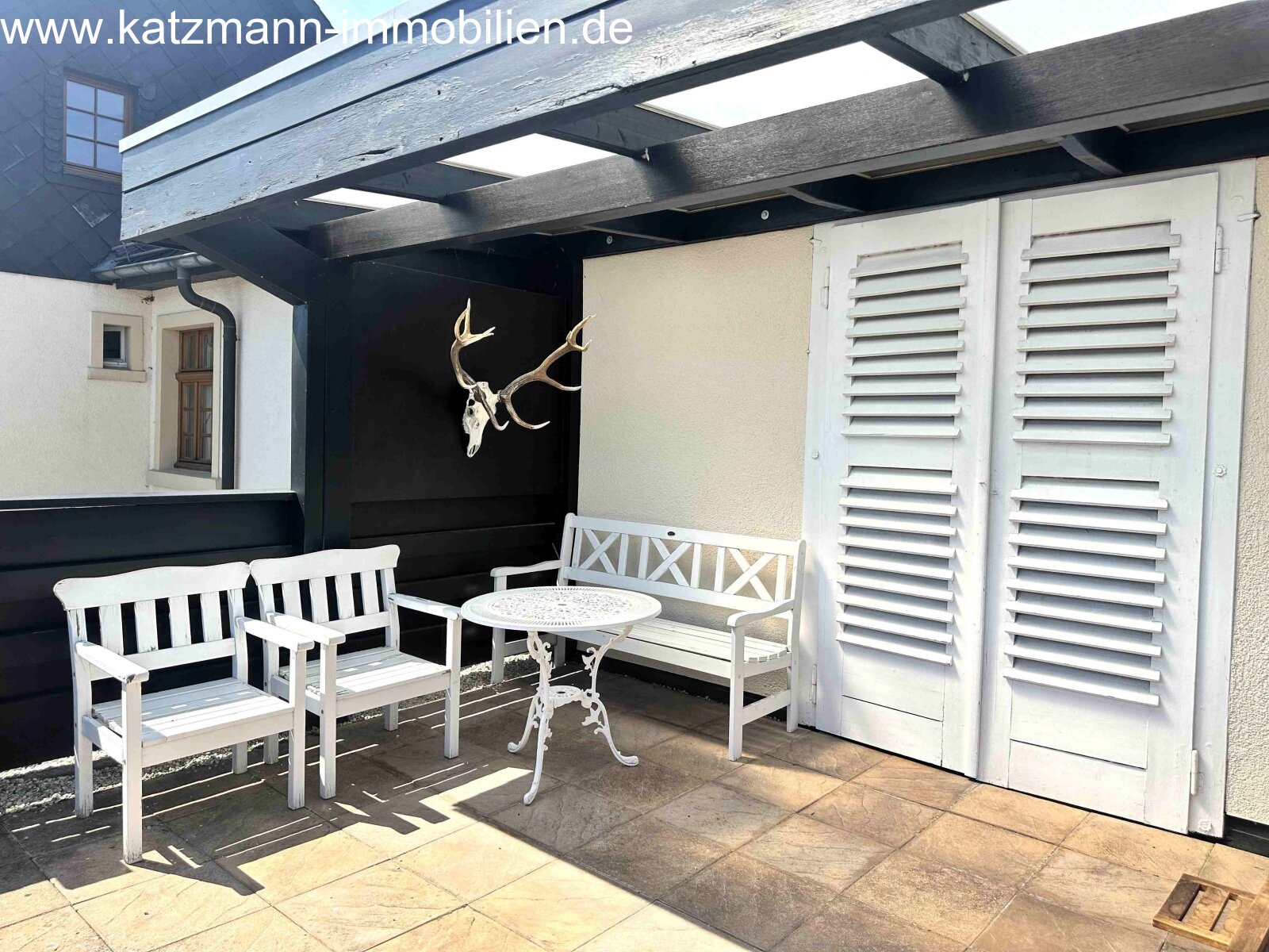 2 дома: представительский жилой дом, апартаменты для отпуска, медицинская практика и двойной гараж (около 571 м² общей площади / жилой площади) на продажу