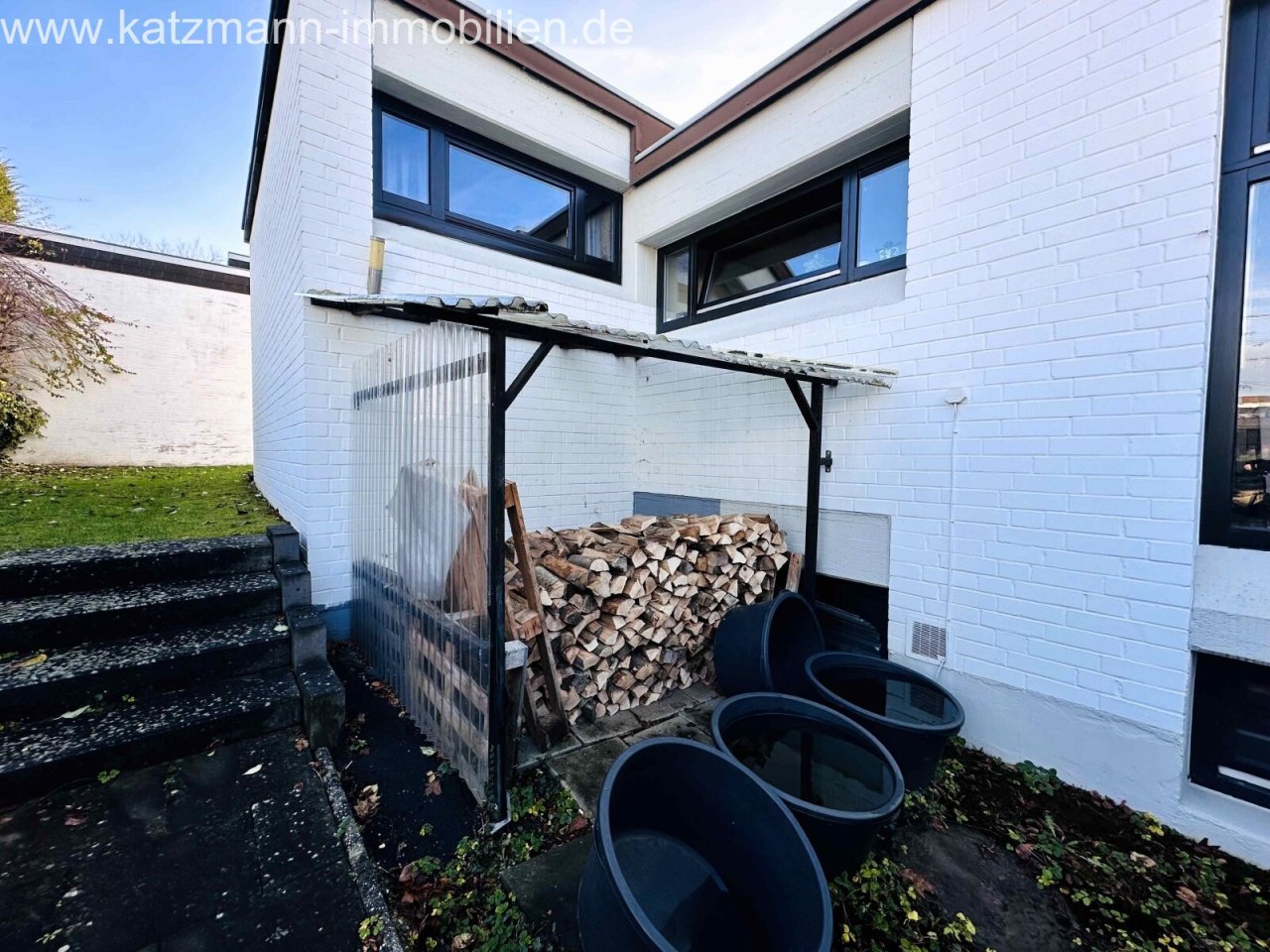 Практичная деревянная кладовая с навесом — удобное решение для хранения дров прямо у дома!