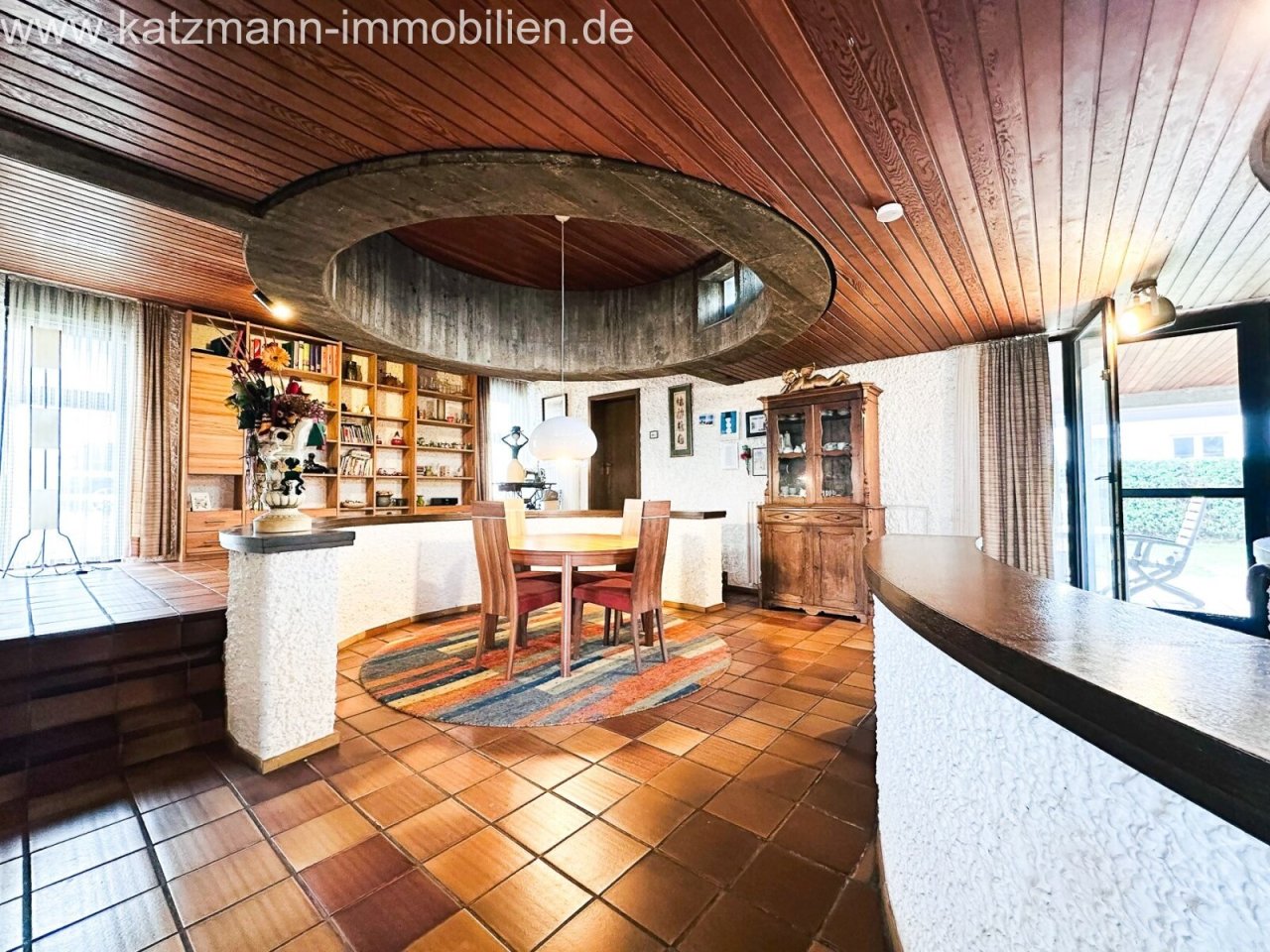 Blick in den Wohn-/Essbereich und Galerie