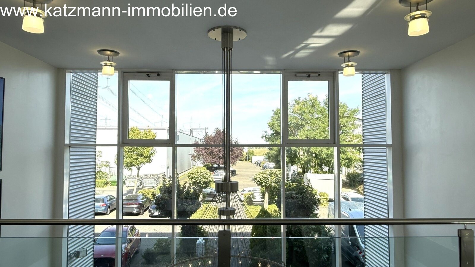 Exklusives Büro-/Verwaltungs-/Schulungsgebäude mit Staffelgeschoss u. großem Grundstück (3.001 m²) zu verkaufen