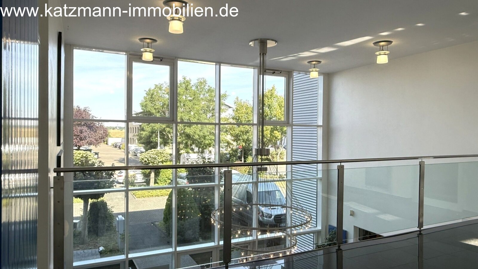 Exklusives Büro-/Verwaltungs-/Schulungsgebäude mit Staffelgeschoss u. großem Grundstück (3.001 m²) zu verkaufen