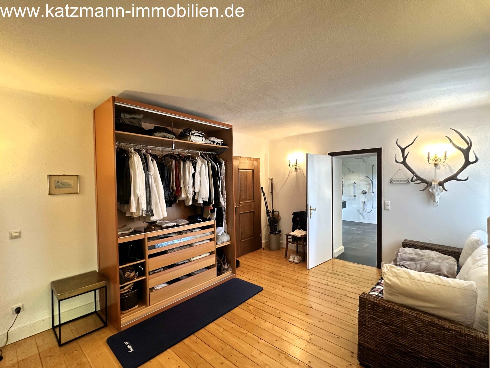 2 дома: представительский жилой дом, апартаменты для отпуска, медицинская практика и двойной гараж (около 571 м² общей площади / жилой площади) на продажу