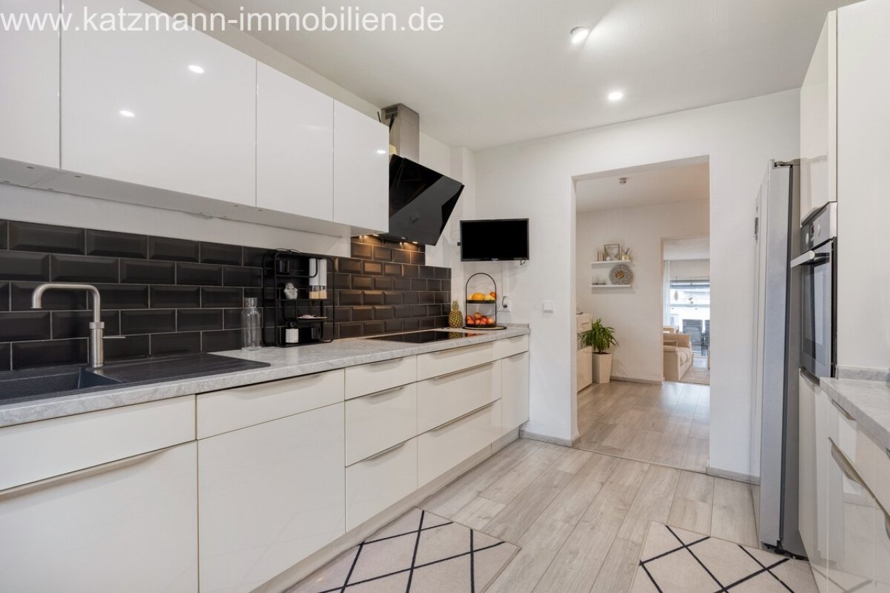 Küche mit Blick ins Ess-/Wohnzimmer